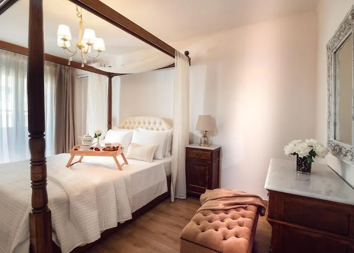 Maison Downtown Luxury Apartments! * Закинтос