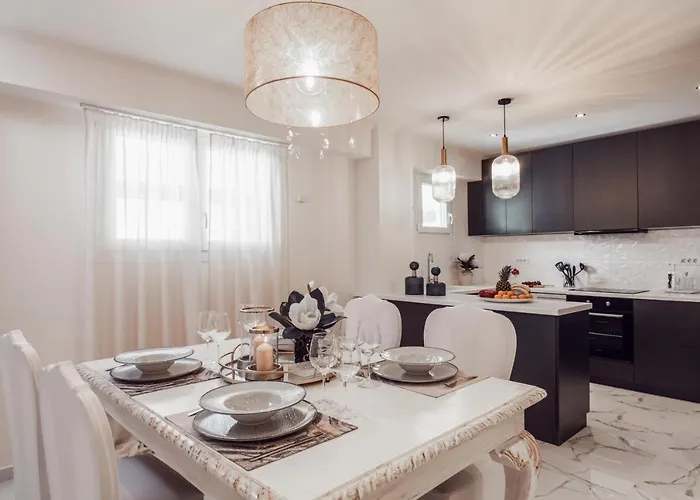 Maison Downtown Luxury Apartments! * Закинтос