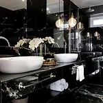 Maison Downtown Luxury Apartments! Закинтос