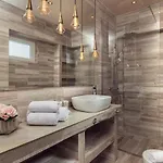 Maison Downtown Luxury Apartments! Закинтос