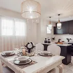 Maison Downtown Luxury Apartments! * Закинтос