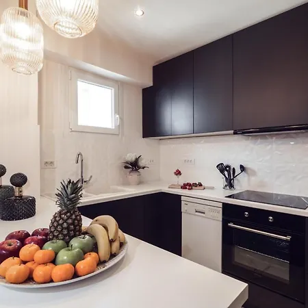 Maison Downtown Luxury Apartments! 아파트