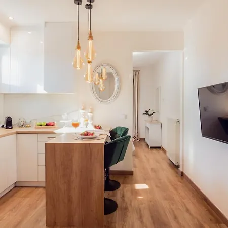 Maison Downtown Luxury Apartments! 아파트